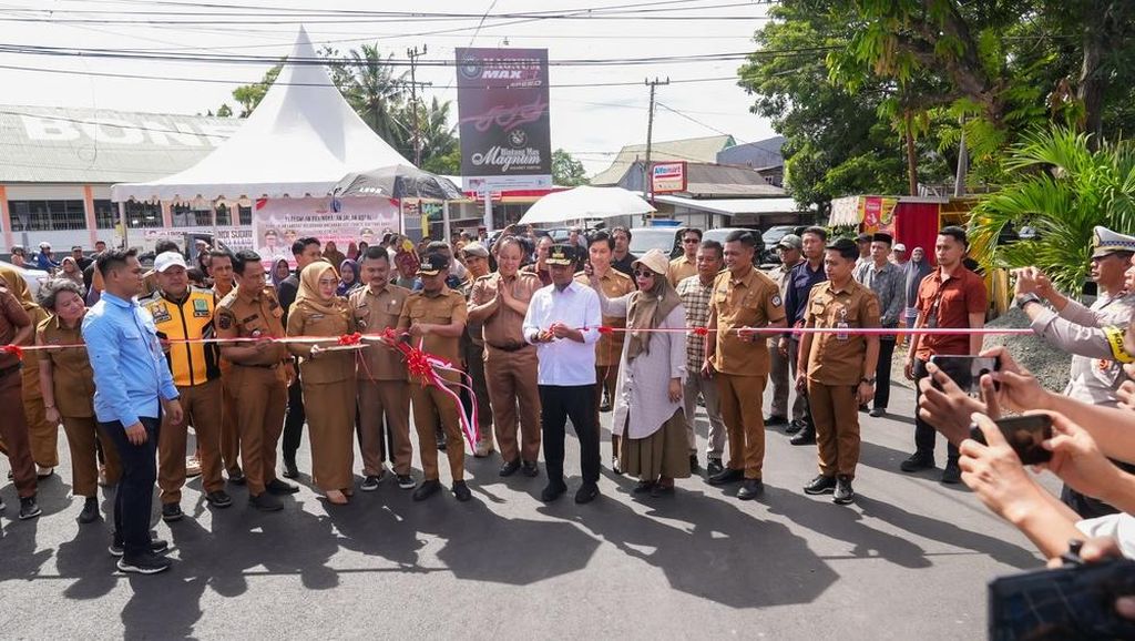 Gubernur Sulsel Andi Sudirman Sulaiman meresmikan 3 ruas jalan di Kabupaten Bone.